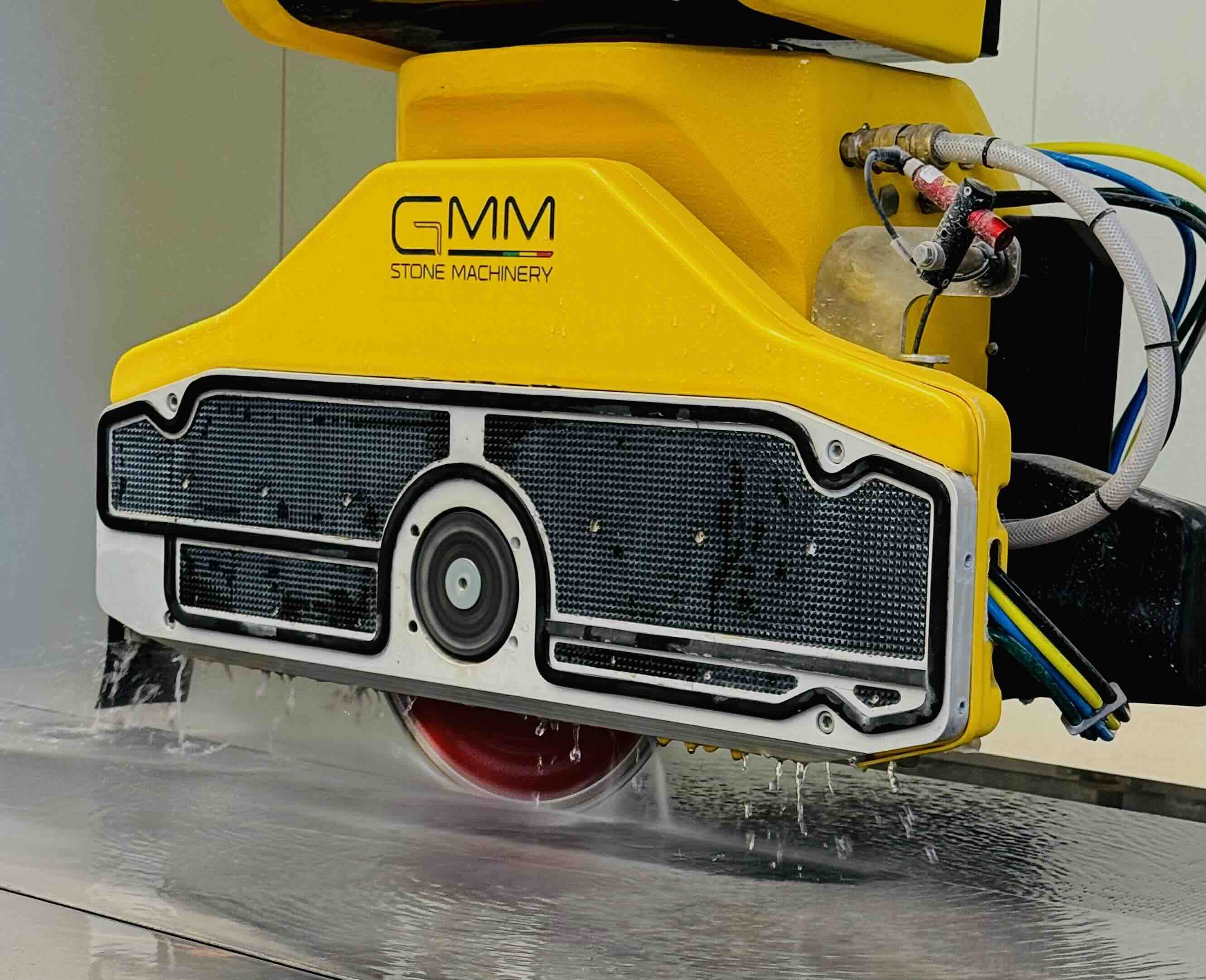 Máquina GMM cortando una tabla de piedra natural en el taller de AS Marmolería